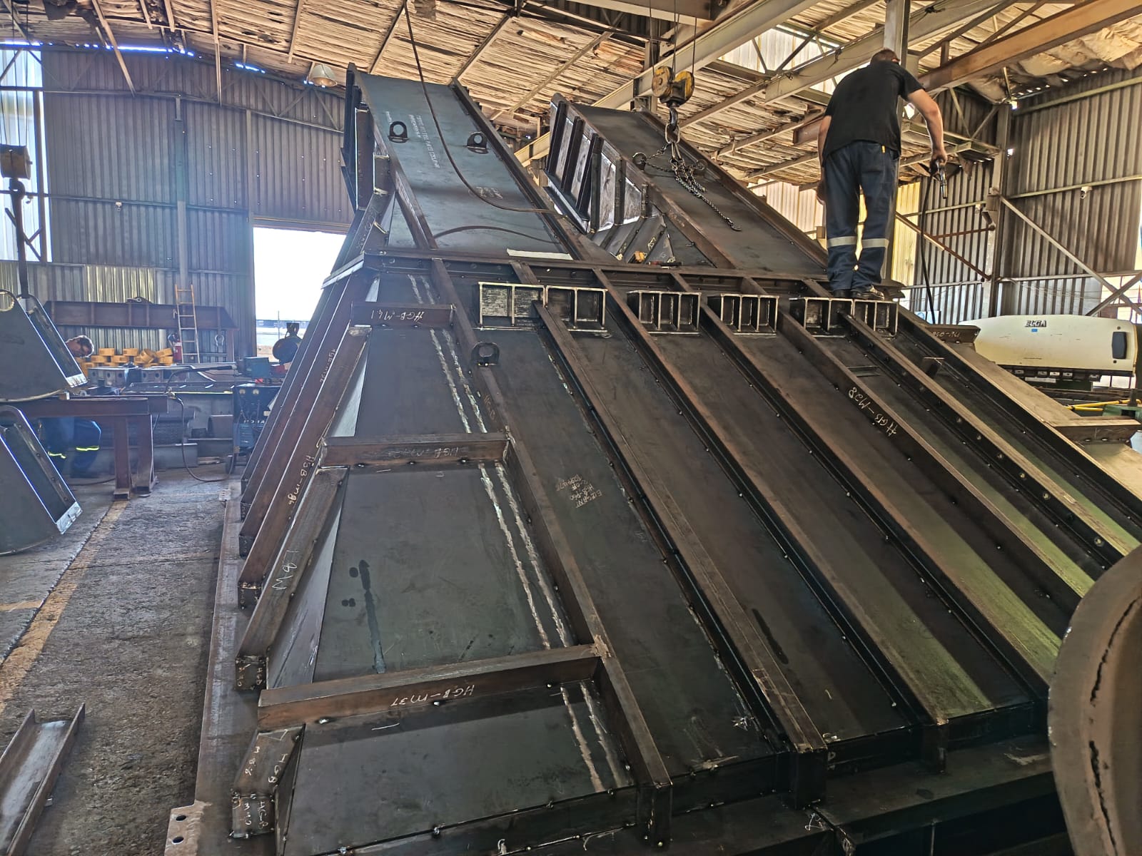 Diverter bulk-material feed bin